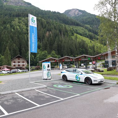 E-charging station with Tesla in front of the Ferleiten ticket office | © grossglockner.at/Neumayr