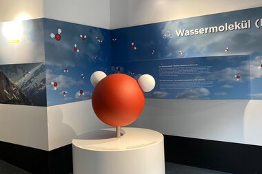 Water molecule from the exhibition "Faces of Water" | © krimmler-wasserwelten.at/Neumayr