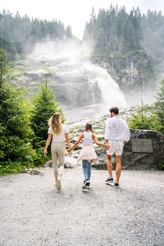 Family walks towards the Krimml Waterfall | © krimmler-wasserwelten.at/Stabentheiner