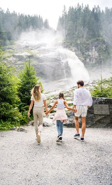 Family walks towards the Krimml Waterfall | © krimmler-wasserwelten.at/Stabentheiner