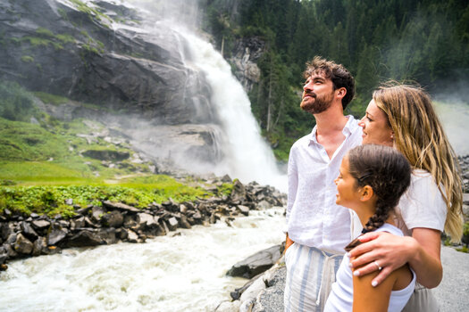 Family stands towards to the Krimml Waterfall | © krimmler-wasserwelten.at/Stabentheiner
