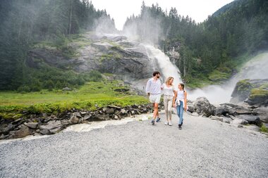 Familie geht vom Krimmler Wasserfall weg | © krimmler-wasserwelten.at/Stabentheiner