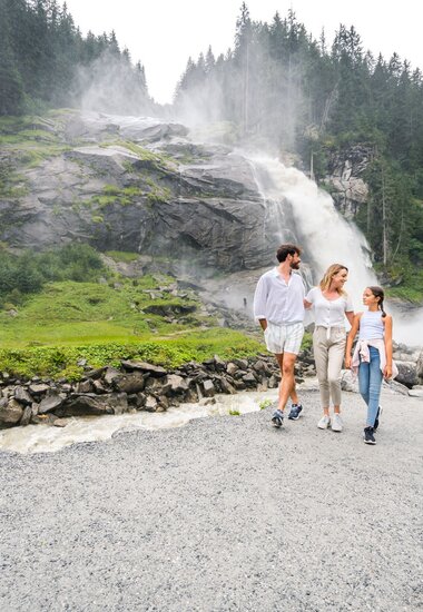 Family walks away from the Krimml Waterfall | © krimmler-wasserwelten.at/Stabentheiner