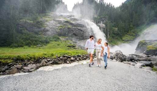 Family walks away from the Krimml Waterfall | © krimmler-wasserwelten.at/Stabentheiner