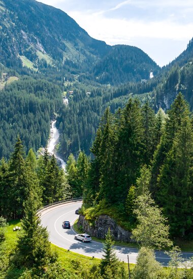 Gerlos Alpine Road and Krimml Waterfall in the background | © krimmler-wasserwelten.at/Stabentheiner