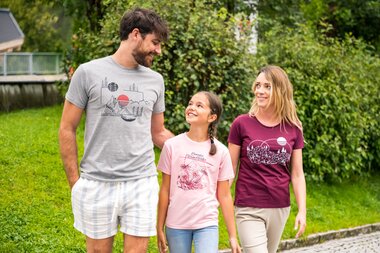 Family wears Krimml World of Water t-shirt | © krimmler-wasserwelten.at/Stabentheiner