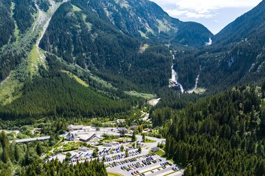 Aerial photograph  of the parking area and in the background the Krimml waterfalls | © krimmler-wasserwelten.at/Stabentheiner